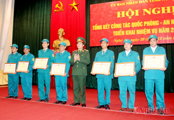 Thiếu tướng Nguyễn Tân Cương - Tư lệnh Quân khu 4 tặng bằng khen các tập thể dân quân tự vệ có thành tích xuất sắc