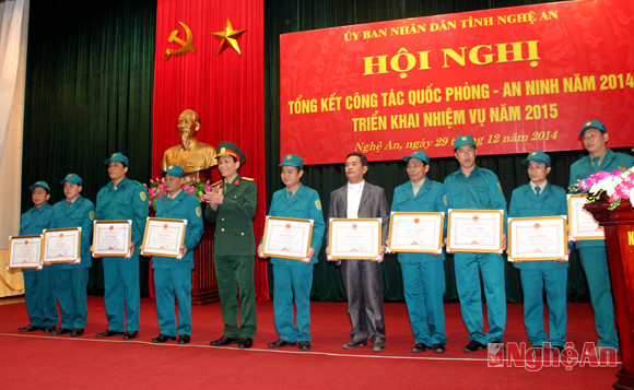 Đại tá Hà Tân Tiến - Chỉ huy trưởng Bộ CHQS tỉnh tặng bằng khen cho các tập thể xuất sắc.