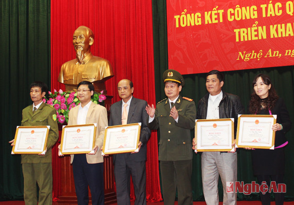 Đại tá Nguyễn Đình Dung - Phó Giám đốc Công an tỉnh tặng bằng khen.