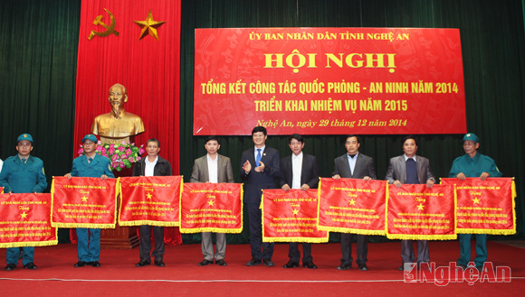 Đồng chí Lê Xuân Đại - Phó Chủ tịch thường trực UBND tỉnh tặng cờ thi đua cho các tập thể dẫn đầu phong trào thi đua.