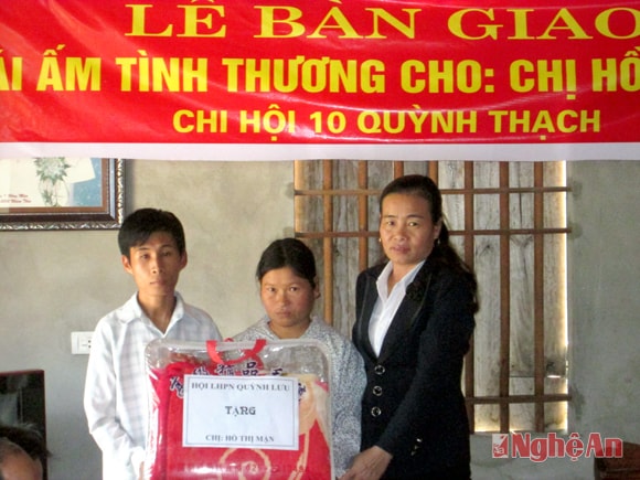 Hội phụ nữ xã trao quà cho gia đình chị Hồ Thị Mận