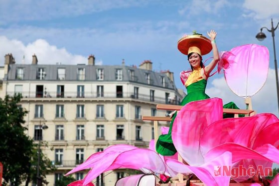 Quốc hoa Việt Nam tỏa sáng tại  Lễ hội Carnaval ở Pháp  (do UEVF  thực hiện).