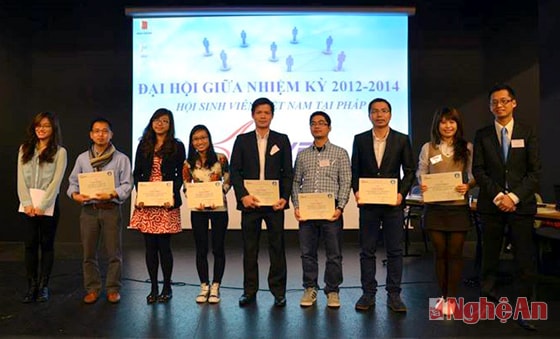 Trao giấy khen cho sinh viên có thành tích tốt  tại Đại hội giữa nhiệm kỳ 2012 - 2014 của UEVF.