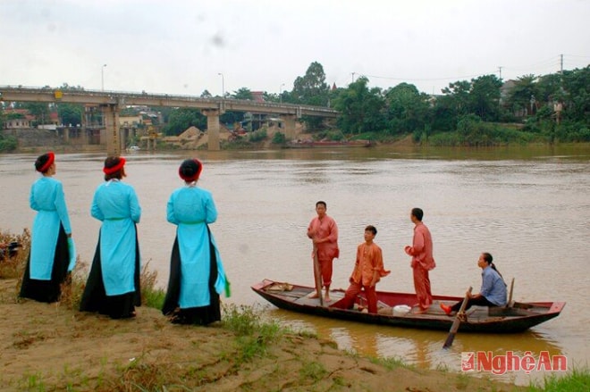 Biểu diễn hát ví trên sông Lam.