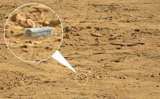 Khối đá hình giống ‘quan tài’ được phạt hiện trong một bức ảnh tàu thăm dò Curiosity chụp trên sao Hỏa. Ảnh: Daily Mail