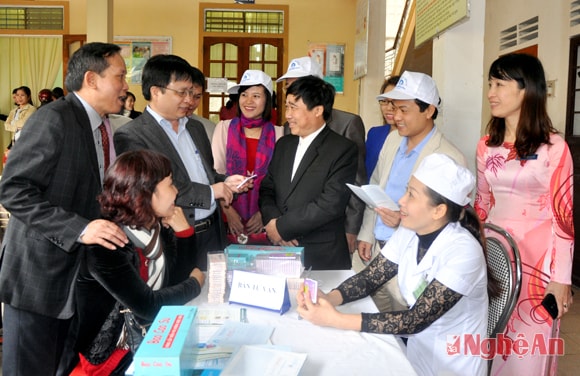 Tham quan mô hình triển khai Tháng quốc gia về dân số ở TP. Vinh. Ảnh: T.H