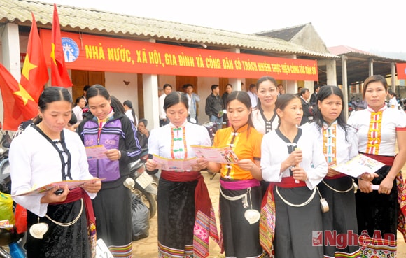 Người dân huyện Quỳ Châu tham gia chiến dịch CSSKSS-KHHGĐ. Ảnh: T.H