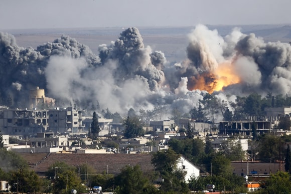 Liên quân Mỹ dội bom xuống các mục tiêu của IS ở Thị trấn Kobani tại Syria. Ảnh: Reuters