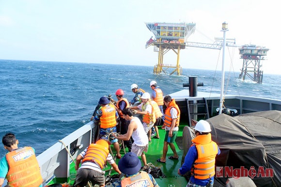 Vận chuyển hàng hóa, quà tết đến các nhà giàn DK1. Ảnh: N.S
