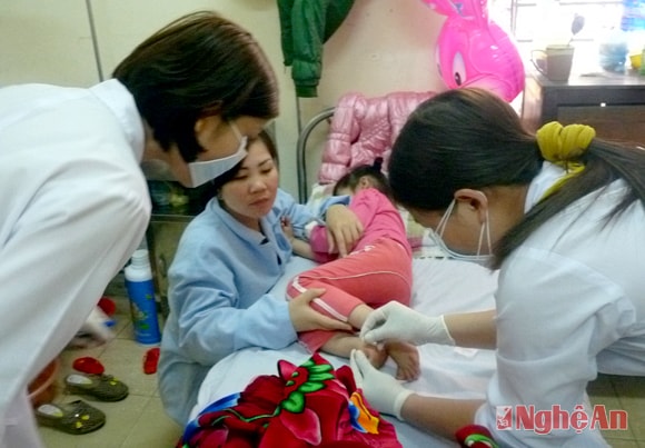 Khám bệnh cho trẻ em tại Bệnh viện Sản - Nhi Nghệ An. Ảnh: Nguyên Khoa