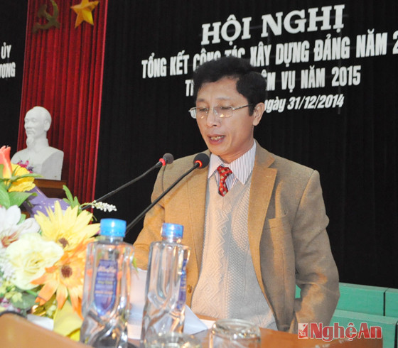 Đồng chí Nguyễn Minh Tặng - Phó Bí thư Huyện ủy báo cáo kết quả công tác xây dựng Đảng năm 2014