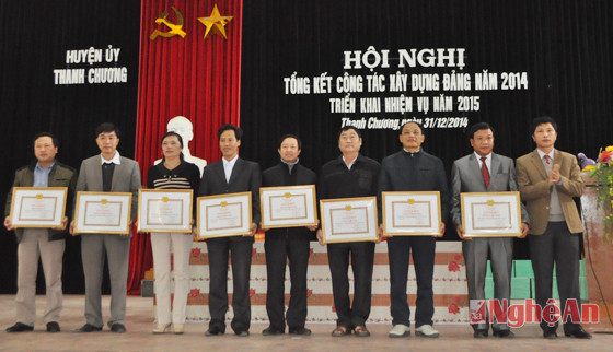 Đồng chí Phó Bí thư Huyện ủy Nguyễn Mỹ Tặng trao tặng Giấy khen cho các TCCSĐ đạt 