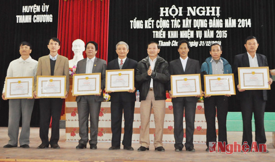 Phó Bí thư Huyện ủy, Chủ tịch UBND huyện Nguyễn Hữu Vinh trao tặng Giấy khen cho các đảng viên xuất sắc tiêu biểu 3 năm liên tục