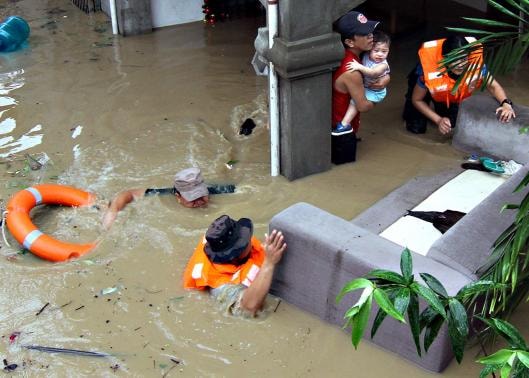 Các ngôi nhà chìm trong biển nước