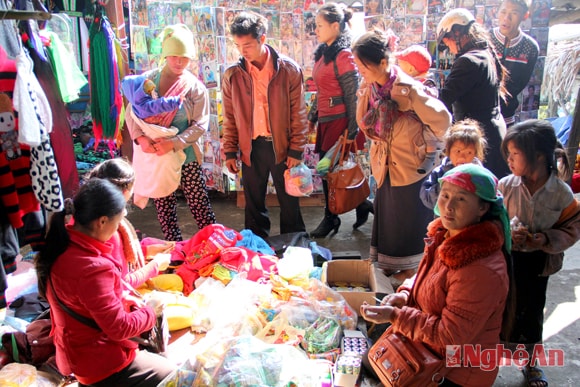 Tấp nập cảnh mua bán.