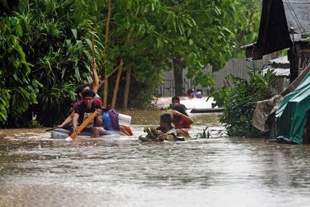 Cảnh ngập lụt tại Philipines do mưa bão ngày 29/12. Ảnh AFP/ TTXVN