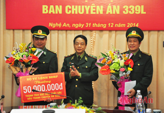 Trung tướng Võ Trọng Việt tặng hoa, trao thưởng cho Ban chuyên án 339L