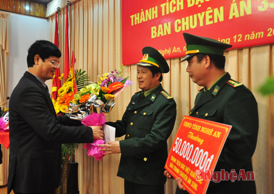 Thay mặt UBND tỉnh, đồng chí Lê Xuân Đại trao thưởng Ban Chuyên án 339L
