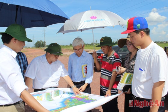 Lãnh đạo tỉnh giới thiệu quy hoạch Khu công nghiệp Thọ Lộc (thuộc Khu kinh tế Đông Nam) với Tổng công ty Becamex IDC Bình Dương. Ảnh: Nguyên Sơn