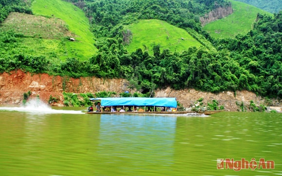 Đi thuyền trên lòng hồ Thủy điện Bản Vẽ