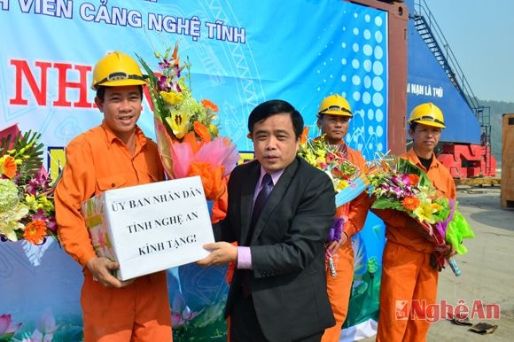 Đồng chí Huỳnh Thanh Điền tặng món quà của UBND tỉnh cho các công nhân Cảng Cửa Lò dịp đầu năm.