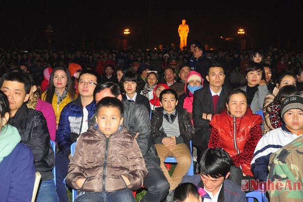 Đông đảo người dân địa phương theo dõi chương trình nghệ thuật.