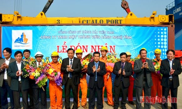 Các đại biểu tặng hoa, quà cho công nhân tại lễ tiếp nhận