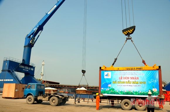 Các công nhân nhận mã hàng đầu năm 2015.