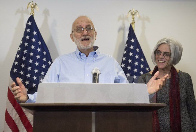 Doanh nhân Mỹ Alan Gross (trái) trong cuộc họp báo tại Washington DC., sau khi được Cuba trả tự do. Nguồn: AFP/TTXVN
