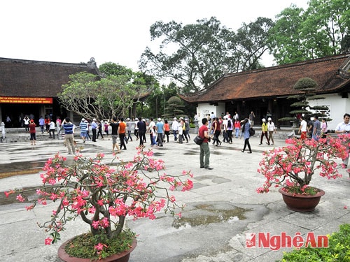 Du khách tham quan Khu Di tích Kim Liên. Ảnh: Sỹ Minh