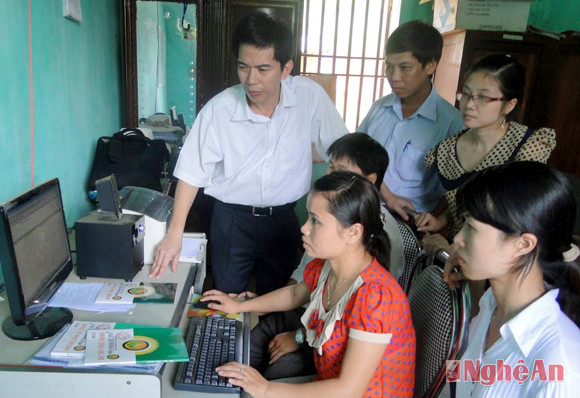 Cán bộ Kho bạc Nhà nước tập huấn phần mềm quản lý ngân sách xã  tại xã Hạ Sơn (Quỳ Hợp).Ảnh: Đào Tuấn