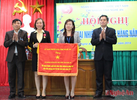 Ngân hàng Nhà nước Chi nhánh Nghệ An đón nhận Cờ thi đua của UBND tỉnh.