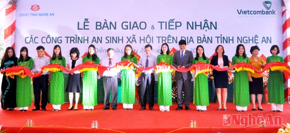 Ngành Ngân hàng bàn giao các công trình an sinh xã hội trên địa bàn tỉnh.