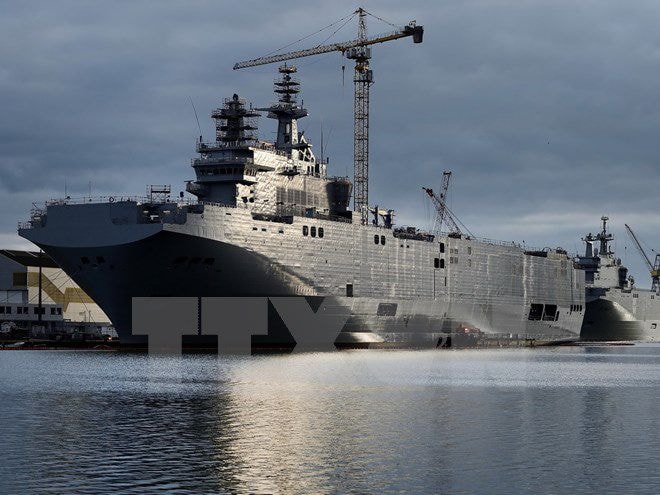 Tàu chiến lớp Mistral neo đậu tại Saint-Nazaire, miền Tây nước Pháp. (Nguồn: AFP/TTXVN)