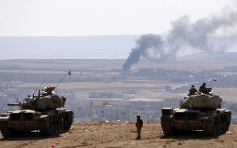 Xe tăng quân đội Thổ Nhĩ Kỳ lặng lẽ quan sát cảnh lực lượng IS tấn công thành phố Kobani của Syria sát biên giới ngay trước mắt họ (ảnh: Reuters)