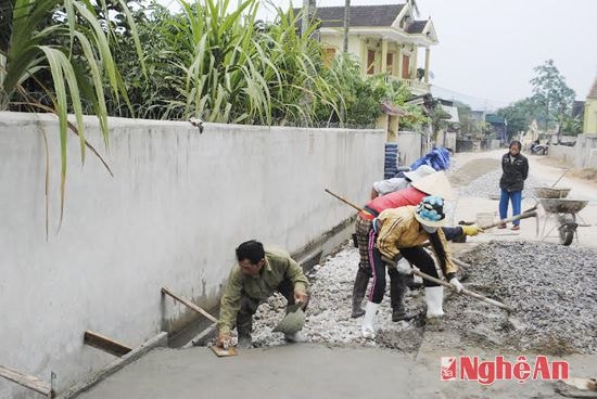 Một số bà con xóm Phan Đăng Lưu tự đóng 15 triệu đồng/hộ để xây dựng, gia cố phần tường rào, mở rộng lòng đường. 