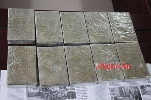 Tang vật của vụ án buôn bán 10 bánh heroin