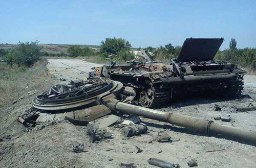 Tháp pháo xe tăng T-64BM Ukraine bị bật khỏi thân.