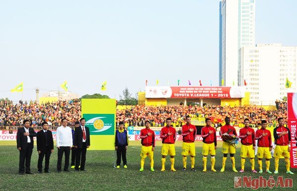 Đây là trận đấu mở màn mùa giải mới, được khán giả cả nước chờ đợi với sự xuất hiện của rất nhiều cầu thủ trẻ. Cùng với Hoàng Anh Gia Lai thì SLNA cũng tung rất nhiều cầu thủ trẻ của lò đào tạo lên đá V-League. Trong trận đấu mở màn, các cầu thủ trẻ nhận được sự quan tâm của các đồng chí lãnh đạo tỉnh và người hâm mộ.