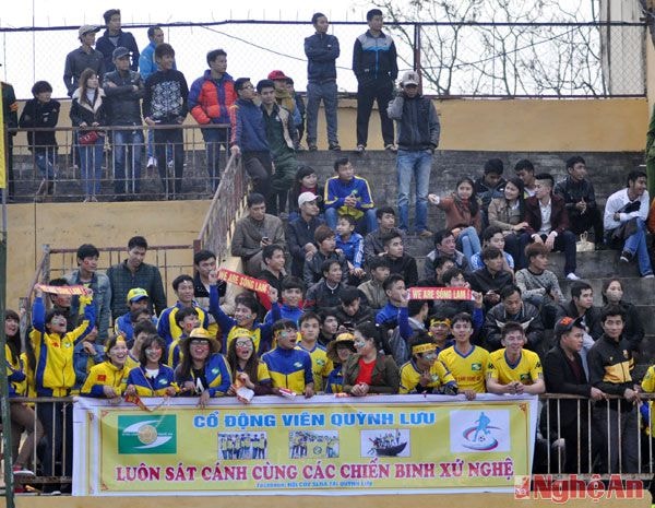 Hội cổ động viên SLNA huyện Quỳnh Lưu là một trong những điểm nhấn trên sân Vinh. Dù đội nhà thất bại một cách toàn diện nhưng các cổ động viên này vẫn nhiệt tình cổ vũ từ đầu đến cuối.