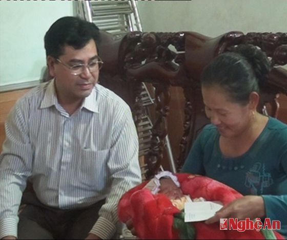 Thăm hỏi gia đình ông bà Phan Văn Thuận ở xóm Quán Mít xã Nghĩa Tân nhận nuôi cháu bé