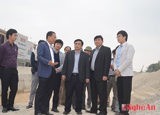 Đoàn kiểm tra tại công trường thi công