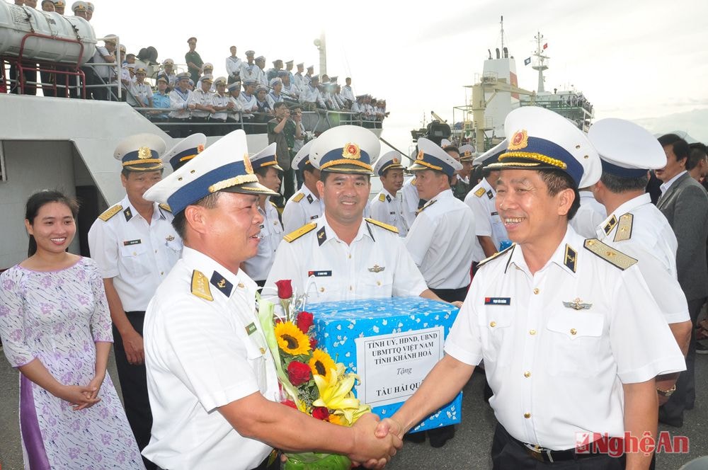chuẩn đô đốc Phạm Văn Hoành chúc mừng Trưởng đoàn công tác tàu HQ571 Đạii tá Phạm Ngọc Quang