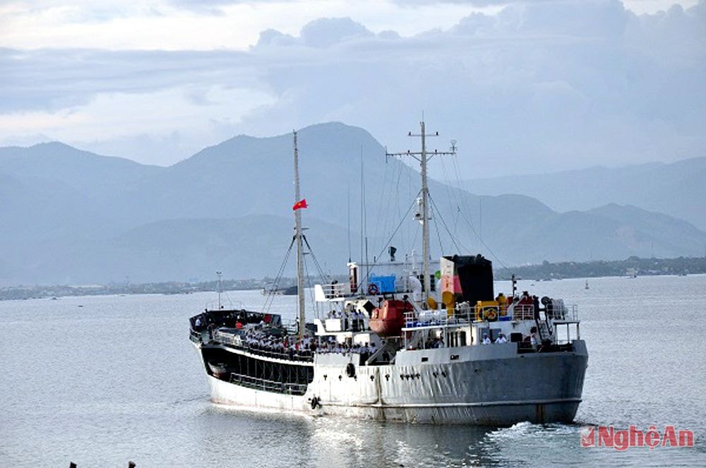 Chiếc tàu bắt đầu rời bến
