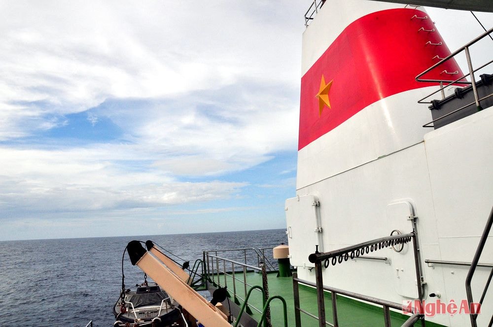 Đất liền lùi lại sau lưng.