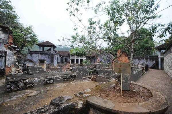 Cây đào Tô Hiệu và tháp canh tại di tích nhà tù Sơn La. Ảnh: TTXVN