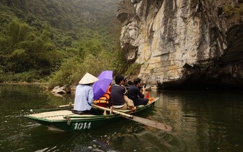 Du khách trải nghiệm du thuyền qua các hang động ở Tràng An