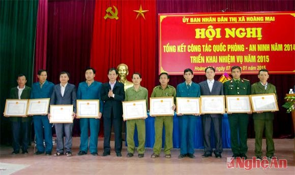 Trao giấy khen cho các đơn vị