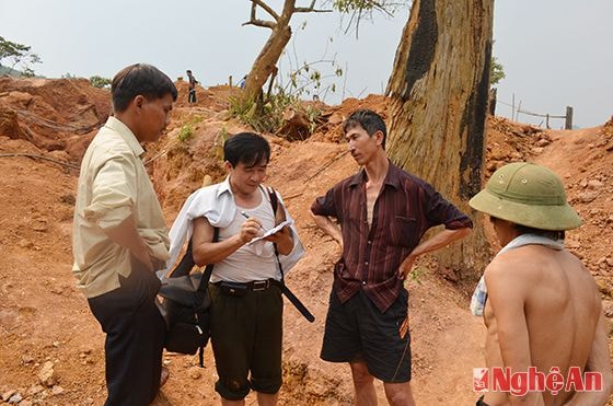 Nhà báo - CTV “đặc biệt” Việt Long thâm nhập thực tế tại vùng vàng Cắm Muộn để phản ánh về vấn nạn vàng tặc.