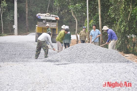 Thi công tuyến QL 15A - đập Bể ở xã Khánh Sơn.